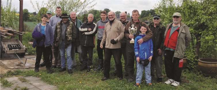 Bei den Erwachsenen erzielte Maik Lübke das beste Fangergebnis und erhielt einen Pokal.privat
