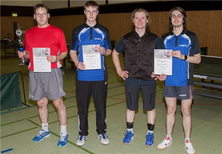 Bei den Erwachsenen gewann Niels Assenmacher vor Arne Beines sowie Reinhard Ahlke und David Riddering (v.l.), die gemeinsam auf dem dritten Platz landeten.