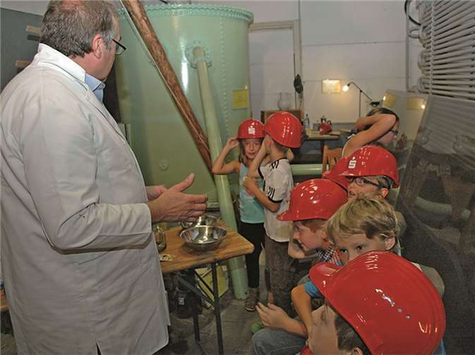 Bei den Experimenten mit der Kohlensäure trägt der Nachwuchs auch schon mal Helm. BL