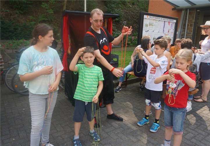 Bei den Fadenspielen mit Zauberer „Smitti“ machten auch die kleinen Festbesucher fleißig mit.