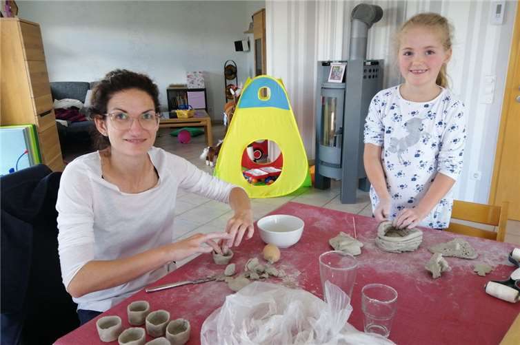 Bei den Familien zuhause entstanden kleine Keramikwerkstätten am Küchentisch.Hannah und ihre Mama hatten beim Töpfern einen Riesenspaß, die Ideen fanden sich von selbst. Foto: Caritas Mayen