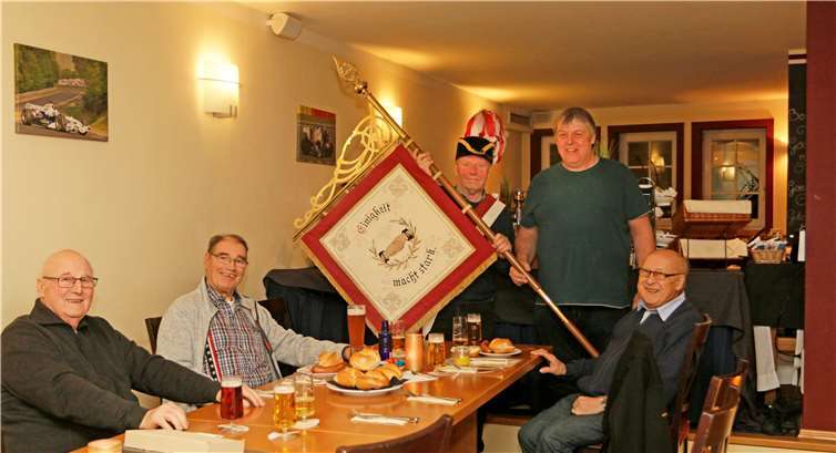 Bei den Gerbern wurde im Rahmen des Zunftabends ein neuer Zunftmeister gewählt: Bert Schäfer (stehend, links) nahm aus den Händen des Altmeisters Walter Beyer (stehend, rechts) die Zunftfahne entgegen.Fotos: SES