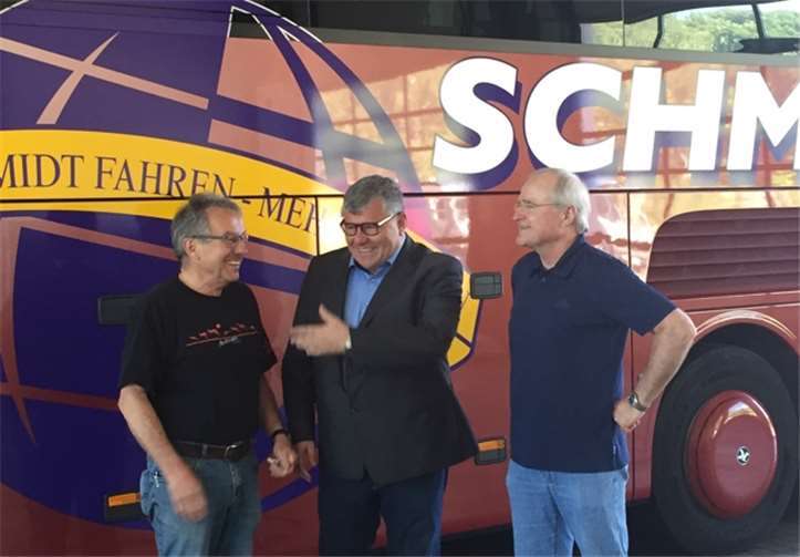 Bei den Gesprächen vor Ort erfährt Michael Mahlert (mitte), was die Menschen bewegt. privat