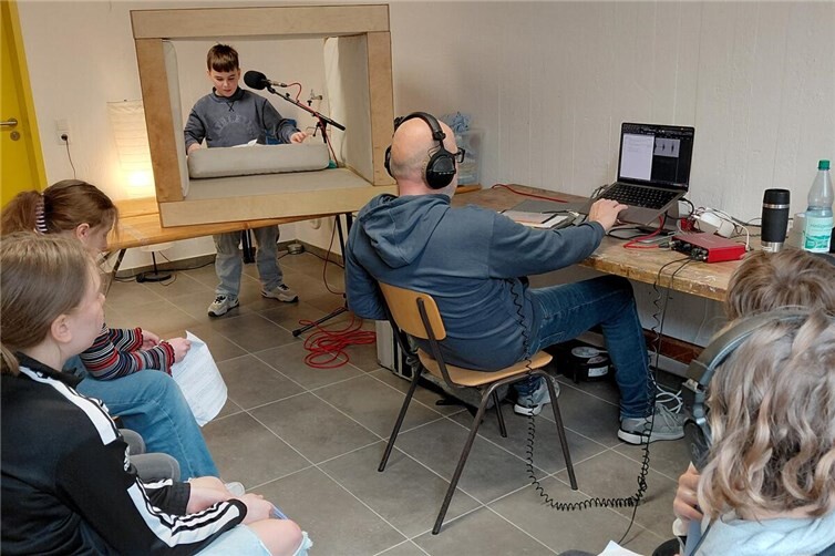 Bei den Hörspiel-Aufnahmen.