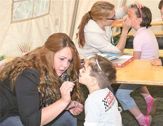 Bei den Jüngsten begehrt waren die Plätze beim Kinderschminken. STF