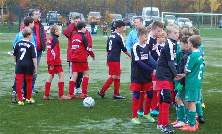 Bei den Jugendlichen gehört das Abklatschen nach dem Spiel noch dazu.privat