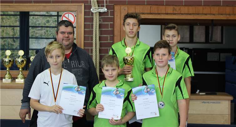 Bei den Jugendlichen machten die Spieler vom TV Oedingen die vorderen Plätze unter sich aus. Falco Kusch (vorne links) von den gastgebenden Tischtennisfreunden belegte Rang 5.