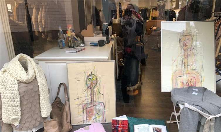 Bei den „Kicherzwergen“ kann man Werke von Christian Begantin sehen. Fotos: privat