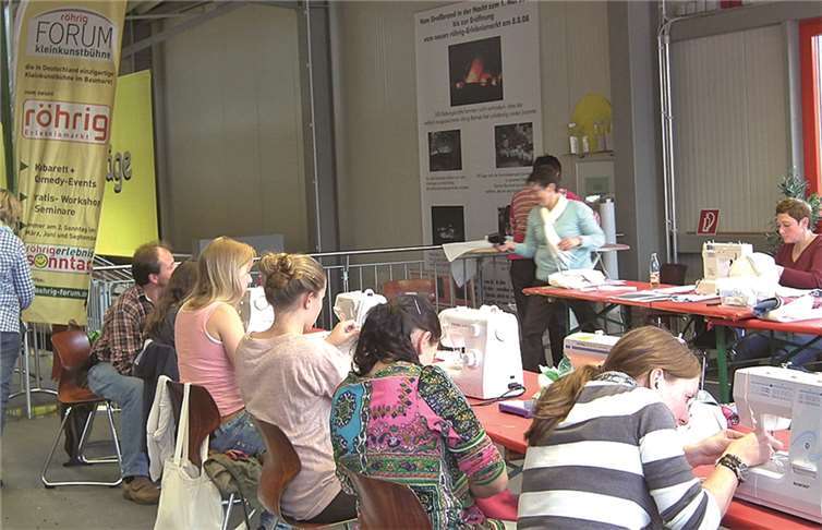 Bei den Kreativ-Kursen verwandelt sich die röhrig-forum Kulturbühne in ein Näh-Studio. privat