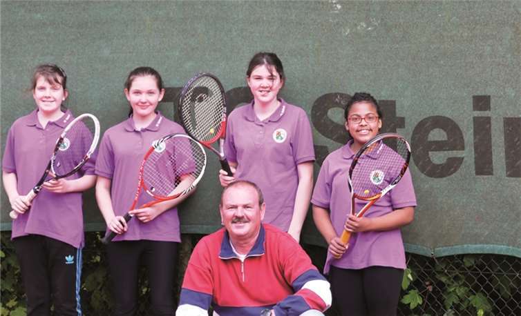 Bei den Mädchen U 15 waren im Einsatz (von links): Jil Dreidoppel, Ayleen Herder, Kaja Beck, Michel-Dayana Eich und Betreuer Detlef Eich.privat