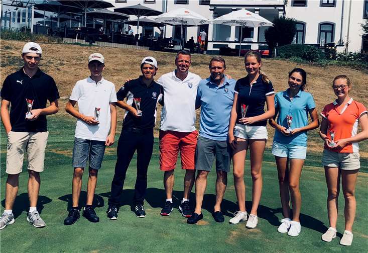 Bei den Mädchen war Franzi Fries nicht zu schlagen und wurde Clubmeister der Mädchen. Zweite wurde Oriana Meuer und den dritten Platz belegte Anna Lena Zweck. Bei den Jungs dominierte Max Hüls. Lukas Jesse belegte den zweiten Platz vor Lukas Bolz. Im Anschluss wurden die Gewinner von Präsident Paul Krumholz (4.v.r) und Jugendwart Frank Koch (4.v.l.) geehrt.