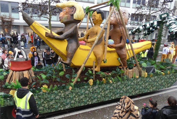 Bei den Motivwagen setzte das Alt-Herren-Corps ein politisches Statement mit der „Bananenschaukel“ und gewann die Kategorie.