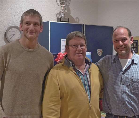 Bei den Neuwahlen des Lauftreffleiters und des Stellvertreters wurden die bisherigen Amtsinhaber Arnold Hahn (r) und Rainer Bomm (l) im Amt bestätigt. Edmund Hoffmann (Mitte) erklärte die Wahl für gültig.