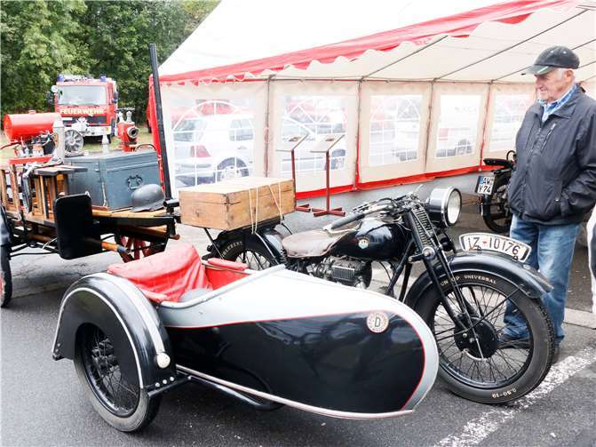 Bei den Oldtimern fand dieses Gespann Beachtung. Der Löschanhänger mit einer Ziegler Pumpe wird von einer NSU 500 Baujahr 1930 gezogen.