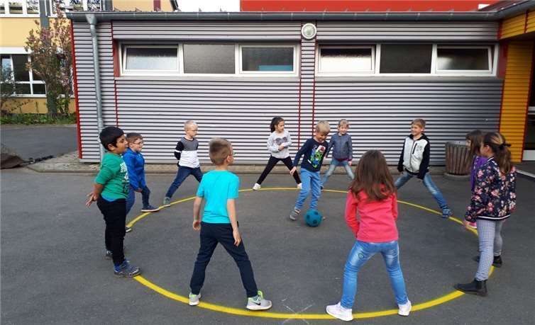 Spiel und Spaß für Groß und Klein Bei den Schulhofspielen wurde die Körperwahrnehmung und die Bewegungsfreude der Kinder gefördert.