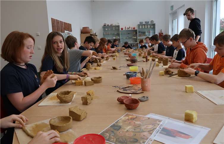Bei den Sommerferienworkshops können die Teilnehmer kreativ mit dem Werkstoff Ton arbeiten. privat