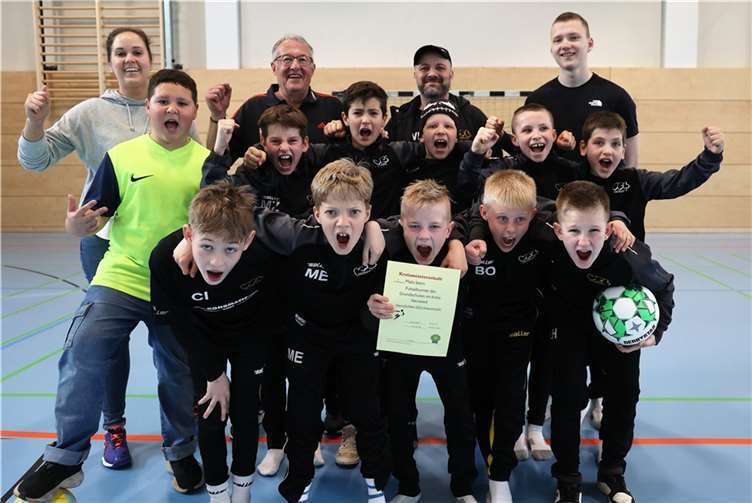 Bei den Spielern, aber auch bei der Lehrerin und den Betreuern war die Freude groß.  Quelle: Grundschule Oberbieber