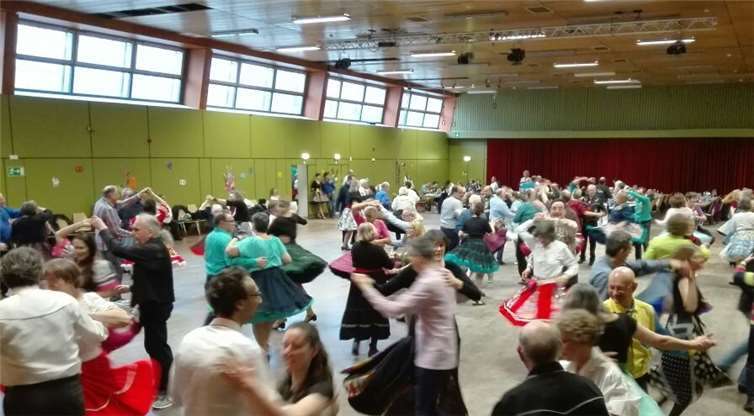 Bei den „Student Partys“ kommen oft mehrere Hundert Square-Dance-Anfänger zusammen, so wie hier beim „Palmbunny Dance“ in Griesheim, an dem auch die Ceramic Dancers teilnahmen.  privat