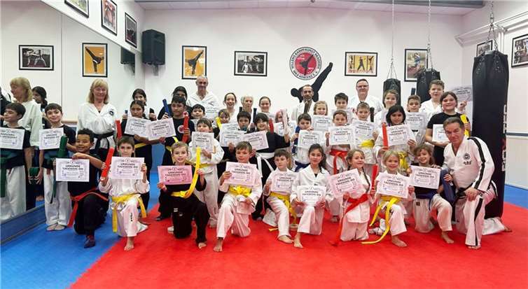 Bei den Taekwondo Gürtelprüfungen in der WKA-Koblenz e.V. (Willems Kampfkunst Akademie) traten 32 Kinder und Jugendliche an, um ihren nächsthöheren Gürtel zu erhalten und tragen zu dürfen. Quelle: WKA-Koblenz e.V.