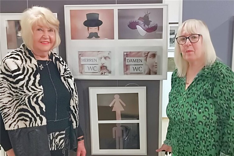 Bei den Toilettenschildern „Römer und Römerin“ aus den Römerthermen in Bad Breisig v.li. Annegret Sattler und Maggy K. Schwandt.