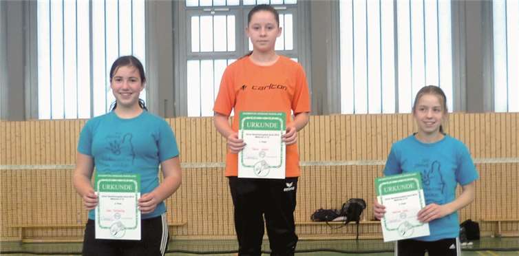 Bei den U15 umrahmen zwei SV´lerinnen die Siegerin: Lea und Nadine. privat