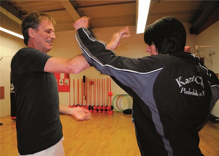 Bei den Ü-30 Gruppen des Karate-Clubs Puderbach trainieren Männer und Frauen zusammen. Privat