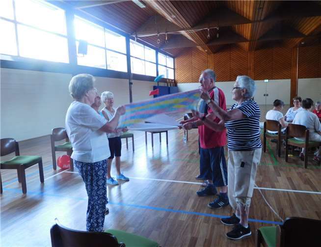 Bei den Übungen mit dem Schwungtuch konnten sich die Teilnehmer der Bewegungsstunde ein wenig abkühlen. Foto: privat