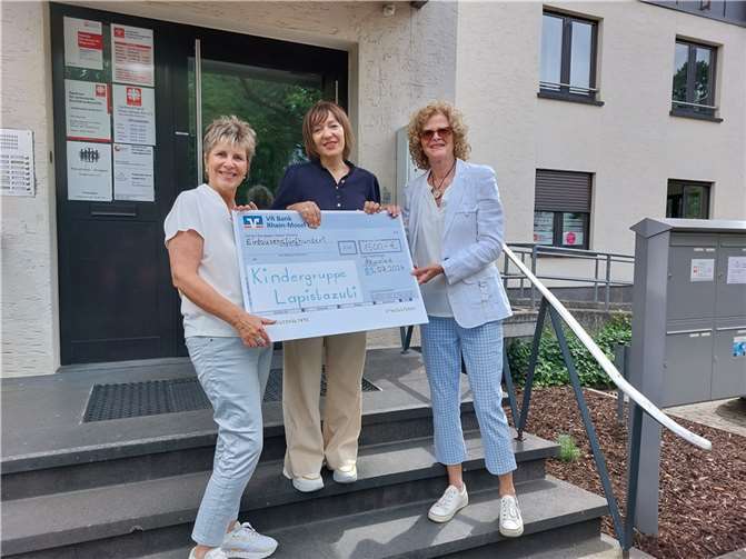 Bei den Vereinsvorsitzenden Sabine Auer (l.) und Petra Zieglowski-Becker (r.) bedankt sich Caritas-Mitarbeiterin Natalie Pauls (Mitte) herzlich für die großzügige Spende.  Foto: Melanie Tröger