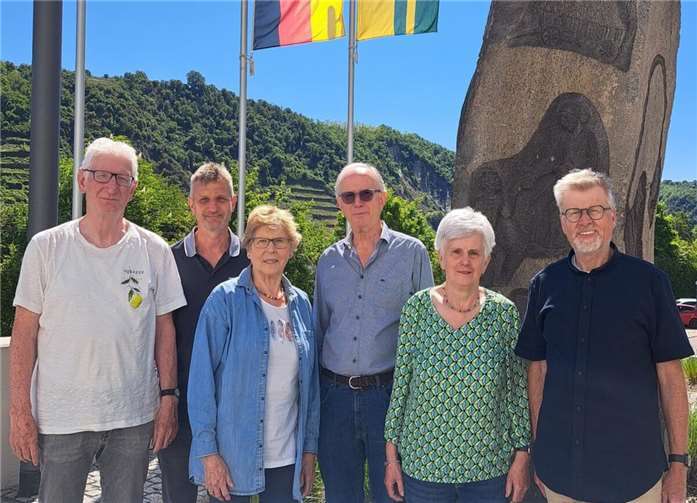 Lebendiger Verein mit starkem Zusammenhalt Bei den Vorstandswahlen wurden Achim Leßlich (1. Vorsitzender), Frido Spitzlei (Schriftführer), Barbara Kreckler (Kassenverwalterin) und Gertrud Schmitt (Pressewartin) im Amt bestätigt. Willi Weber übernahm das Amt des 2. Vorsitzenden und Peter Lüttchens wurde für die Betreuung des Veranstaltungswesen neu in den Vorstand gewählt. Foto: plus/minus 60 aktiv e.V.