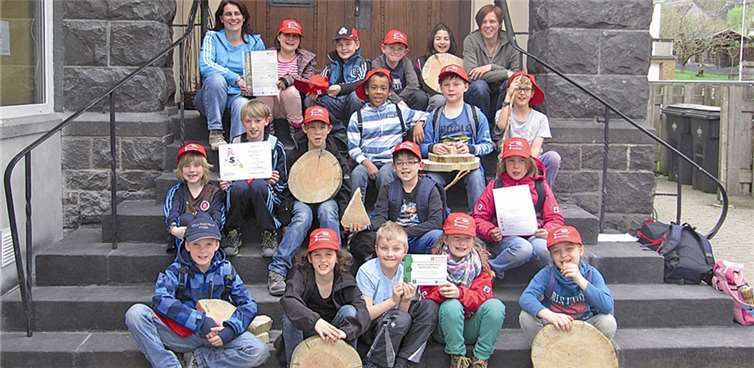 Bei den Waldjugendspielen in Bad Breisig gewannen die 17 Kinder der Klasse 3 der Grundschule Thür gemeinsam mit neun Kindern der Grundschule Monreal den ersten Platz. An dem vielseitigen Wettbewerb rund um das Thema „Wald“ nahmen mehr als 20 Schulen teil. privat