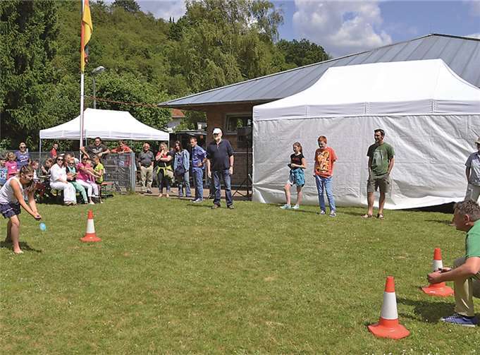 Bei den Wiesenmeisterschaften agierten alle Generationen gemeinsam. Ein absoluter "Hit" war der „Wasserbombenweitwurf“, bei dem das Duschen schon vorprogrammiert war.