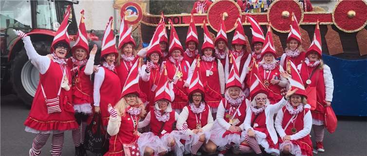Bei den Zügen in Verscheid und Waldbreitbach präsentierten die Munteren Muttis ihr eigens für das Jubiläum der KG hergestellte Kostüm. Foto: privat