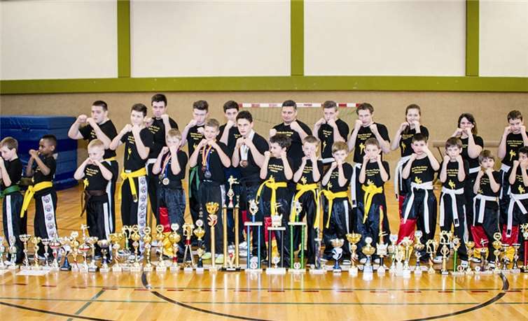 Bei den alljährlichen Gürtelprüfungen absolvierten 13 Sportler erfolgreich die Prüfung für den weißen Gürtel, sieben für den gelben, fünf für den grünen und vier für den schwarzen Gürtel im 2. Dan in den Sportarten Kickboxen, Karate und Sambo Combat.Olga Schulz