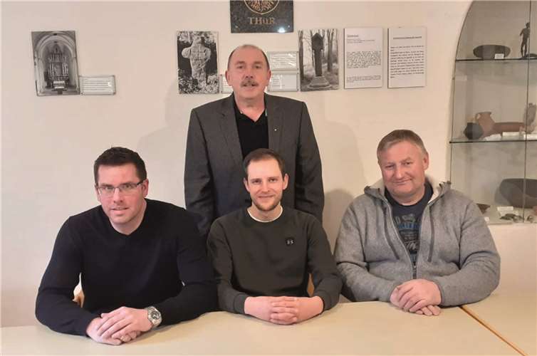 Bei den ausgeschiedenen Ratsmitgliedern Sascha Ebke, Thomas Wilger und Ralf Berresheim (v.l.) bedankte der Thürer Ortsbürgermeister sich für ihr vorbildliches Engagement. Fotos: FRE