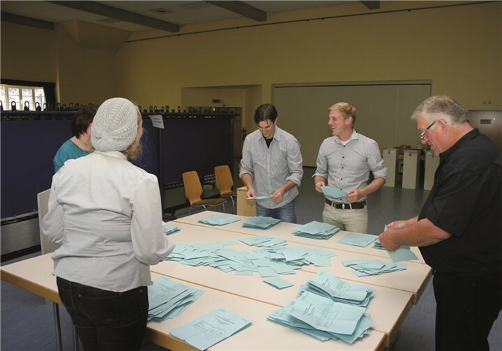 Bei den auszählenden Wahlhelfern herrschte trotz der vielen Arbeit beste Laune.