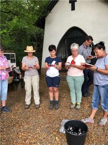 Bei den beiden Pausenstopps an der Elmar Wiese sowie der Kapelle „Am guten Mann“ wurden lautstark und tonsicher altbekannte Lieder aus der Mundorgel gesungen. Foto: privat