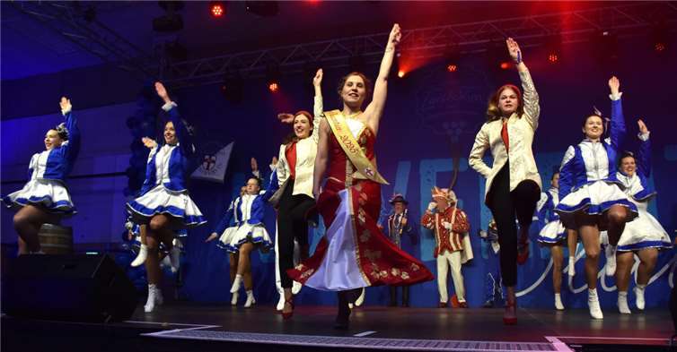 Bei den blauweißen Gardetanzgruppen ist Confluentia Kim zu Haus und tanzte mit.