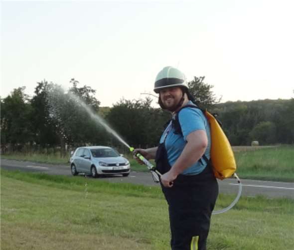 Bei den derzeitigen heißen Temperaturen wurde die Übung mit dem Löschrucksack als angenehme Abwechslung empfunden.