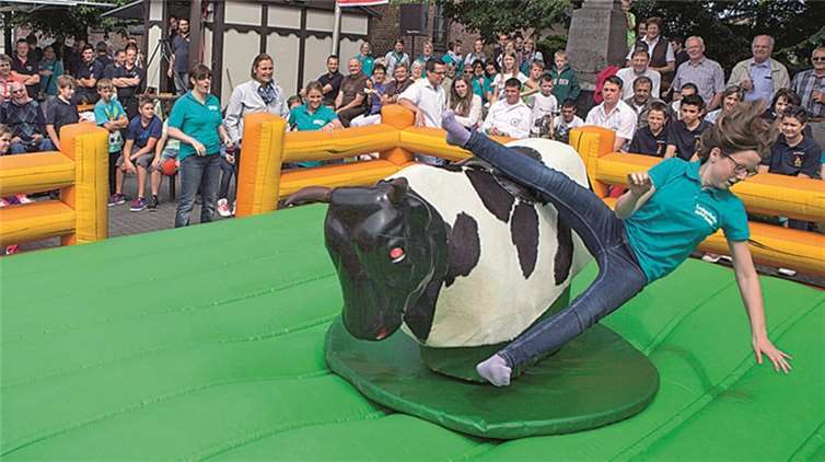 Bei den erstmals ausgetragenen Rodeo-Meisterschaften der Vereine im Rahmen der Ludendorfer Peter- und Paul-Kirmes galt es, sich so lange wie möglich auf dem mechanischen Bullen zu halten.VJ