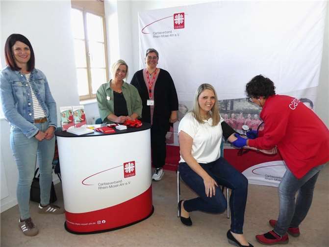 Bei den freundlichen Damen vom Caritasverband konnte man sich unter anderem den Blutdruck messen lassen.