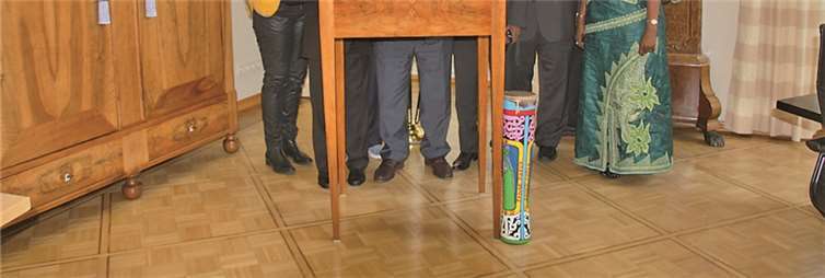 Bei den gegenseitigen Begegnungen lernen alle einander besser verstehen (v.li.): Consolee Mukantabana, Psychologin und Traumatherapeutin, Dieter Klöckner, MdL - Landtagsabgeordneter, Eberhard Friedrich, Inshuti e.V, Thierry Rugira, Jugendpfarrer von Matimba, Joachim Mertes, Landtagspräsident, Gisela Friedrich, Inshuti e.V., Epimaque Murenzi ,Vorsitzender des Partnerschaftsvereins in Matimba und Ingrid Meyer-Haake, Büroleiterin. privat