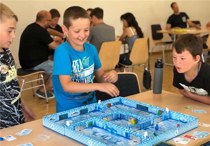 Miteinander spielen über Sprachbarrieren hinweg Bei den gemeinsamen Spielen war die Freude groß.