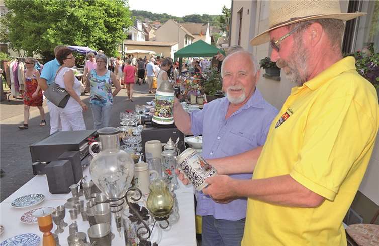 Bei den gut aufgelegten Händlern ließ sich manches interessante, aber auch kuriose Schnäppchen entdecken. STUHA