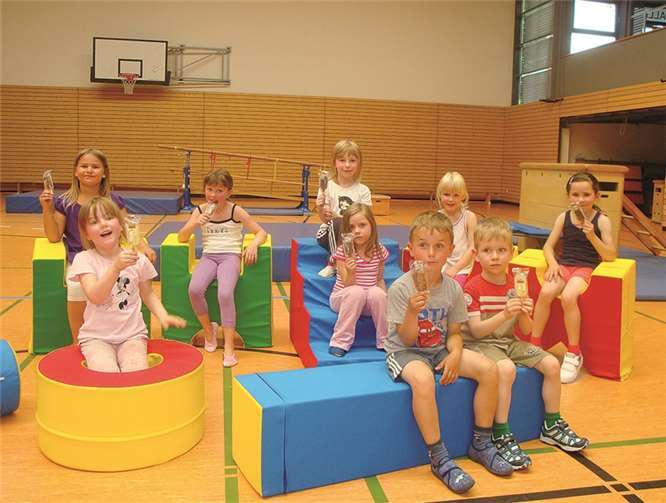 Bei den hochsommerlichen Temperaturen vor den Sommerferien erhielt jedes Kind am Ende der Turnstunde ein Eis. privat