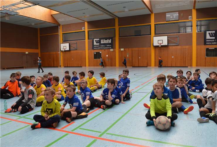 Bei den jüngsten Turnierteilnehmern, den F-Jugendmannschaften, erhielt am Ende jeder Spieler eine Medaille für seinen Einsatz. Fotos: AB