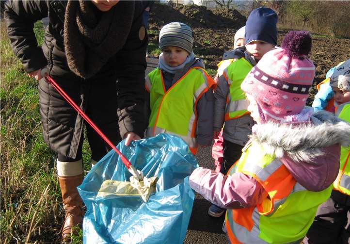 Bei den kleinen Ausflügen treffen die Kinder oft auf Müll, der in der Natur herum liegt. privat