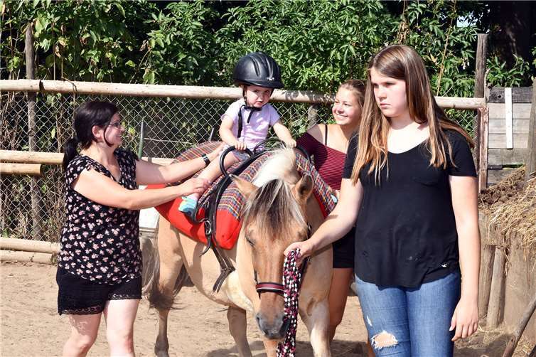 Bei den kleinsten Gästen besonders beliebt ist das Ponyreiten.