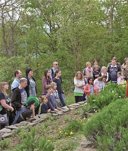 Bei den regelmäßigen Führungen auf Burg Olbrück können die Teilnehmer in die Geschichte eintauchen. Albert Dietz/Tourist Information Brohltal