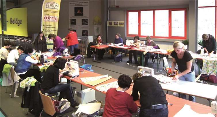 Bei den röhrig-Kreativ-Kursen verwandelt sich die röhrig-forum Kulturbühne in ein Nähstudio.Privat