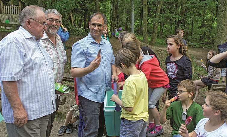 Bei den sommerlichen Temperaturen freuten sich die Kinder über die überraschenden Eisportionen. privat